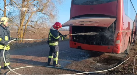 У Коростенському районі рятувальники ліквідували займання рейсового автобуса