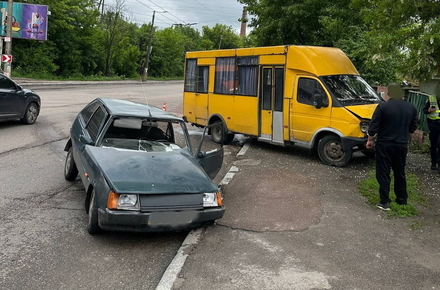 На Покровській у Житомирі зіштовхнулися легковик і маршрутка