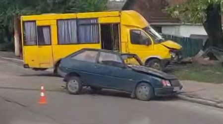 На Покровській у Житомирі зіштовхнулися легковик і маршрутка