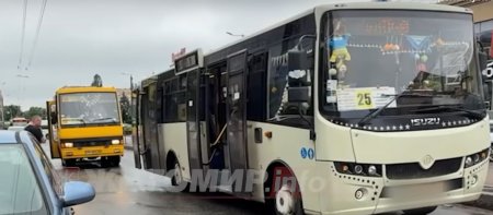 Аварія на Київській у Житомирі: легковик не розминувся з маршруткою