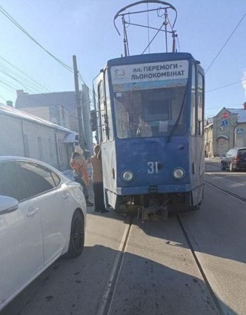 Неправильно припаркований Lexus майже на годину заблокував рух трамваїв у центрі Житомира