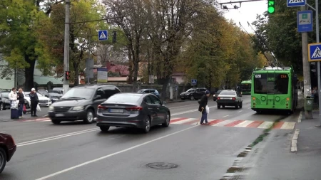 Поблизу лікарні №1 у Житомирі запрацював світлофор: як реагують водії та пішоходи